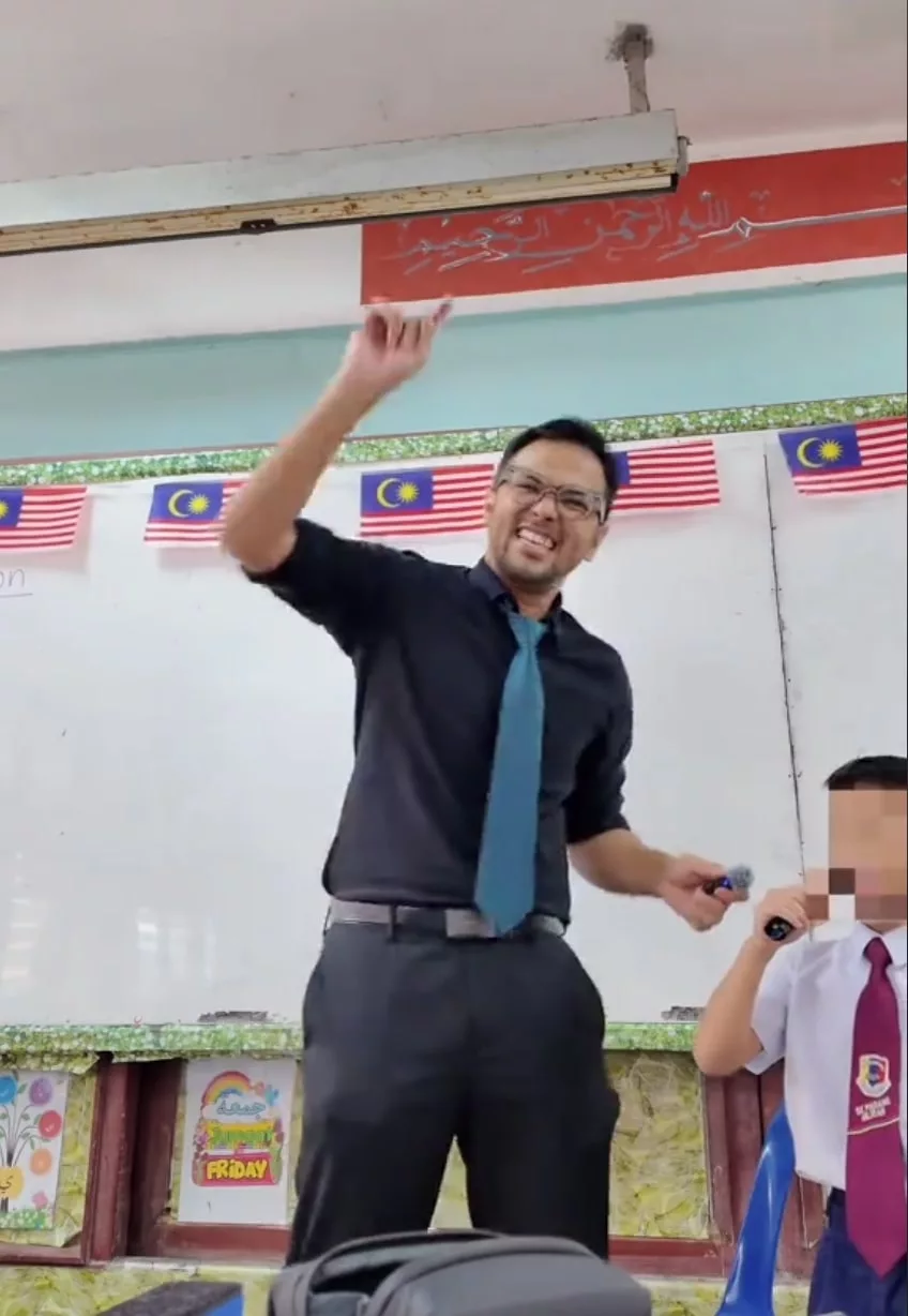 “Sir ni ‘Blippi’ Malaysia Kan ?” – Teknik ‘Chant’ Cikgu Ini Buat Anak Mudah Ingat Ejaan